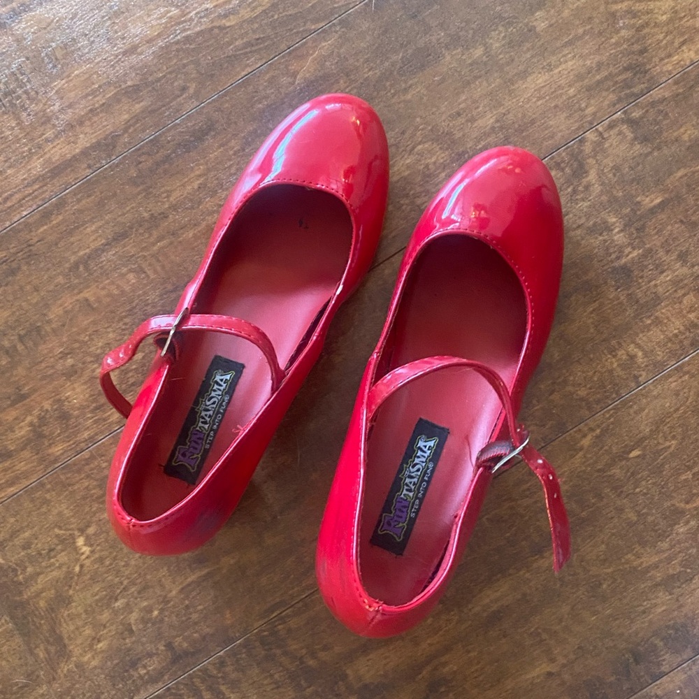Patent red Funtasma pumps